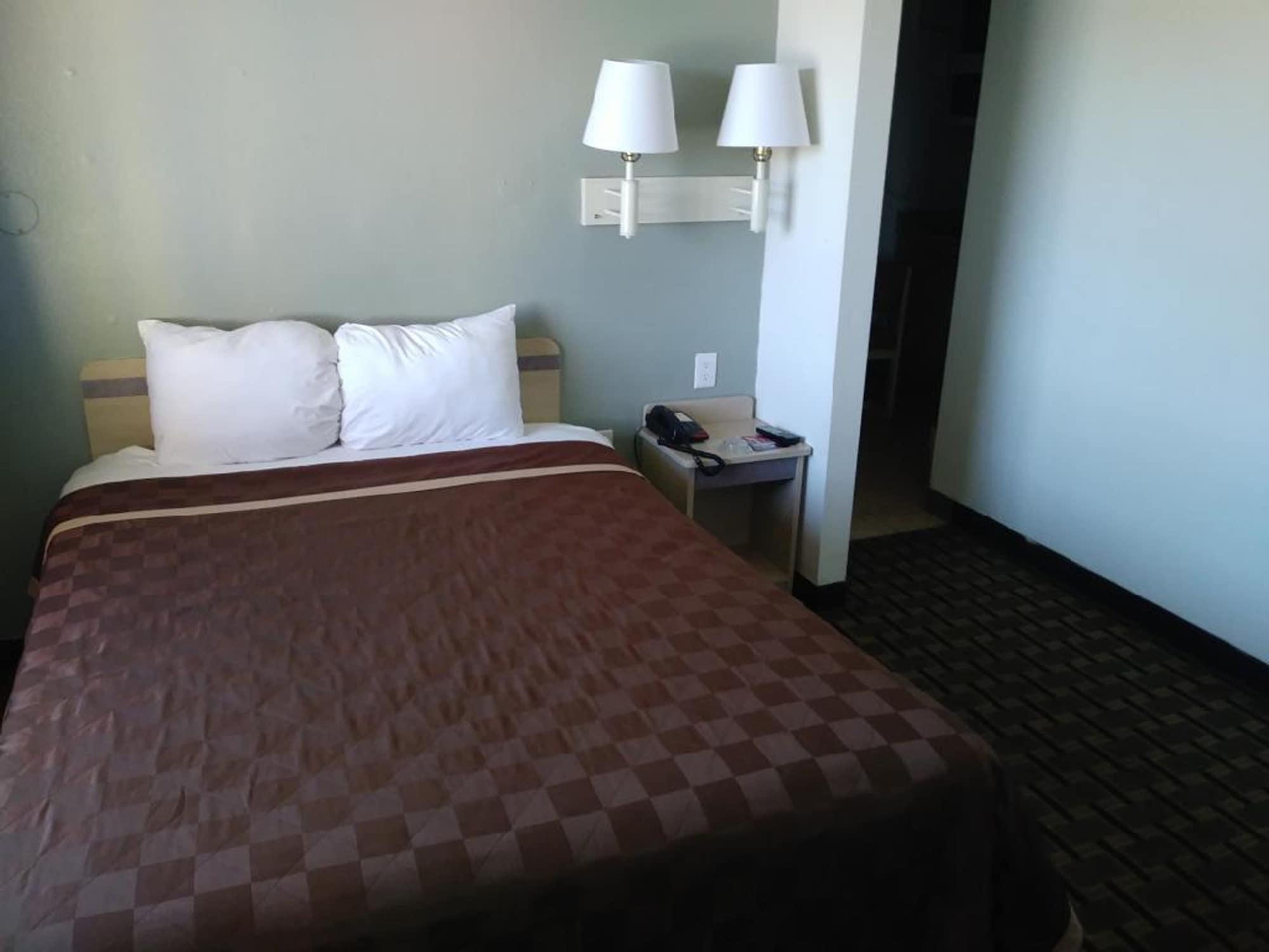Americas Value Inn- Airport/grand Street