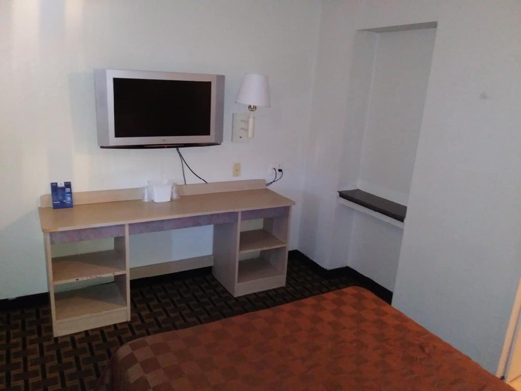 Motel Americas Value Inn- Airport/grand Street