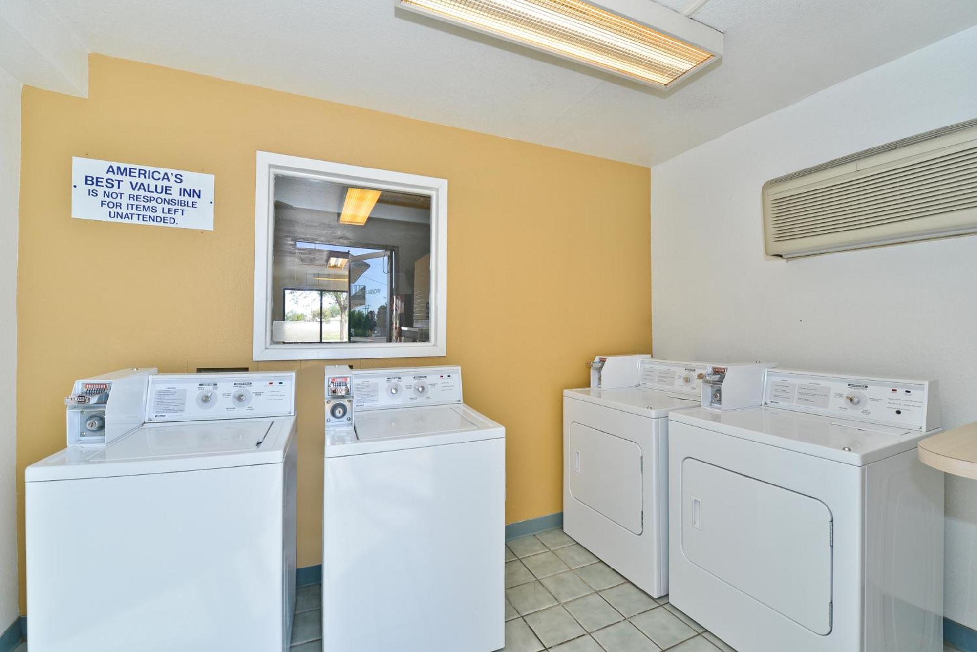 Americas Value Inn- Airport/grand Street 2*
