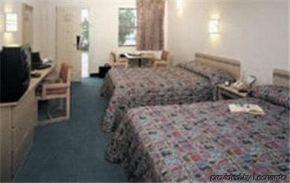 Motel Americas Value Inn- Airport/grand Street