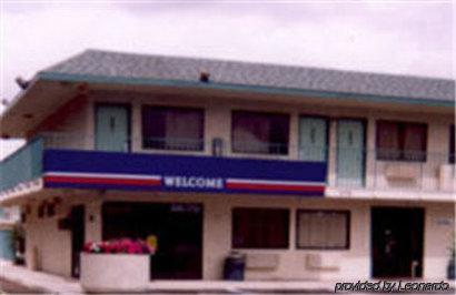 Americas Value Inn- Airport/grand Street 2*