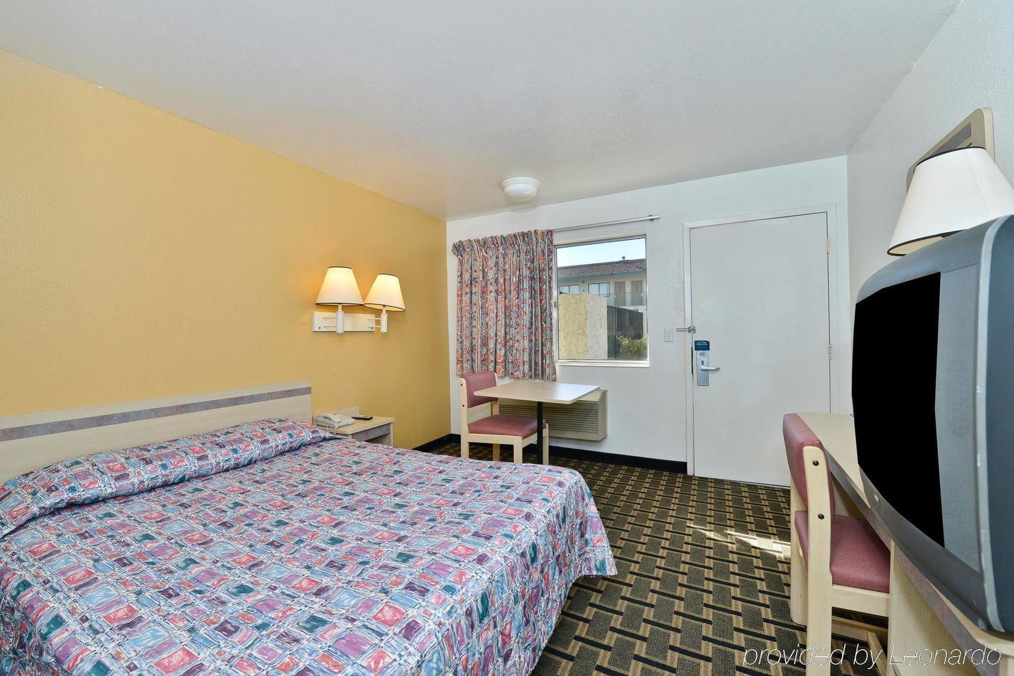 Americas Value Inn- Airport/grand Street 2*