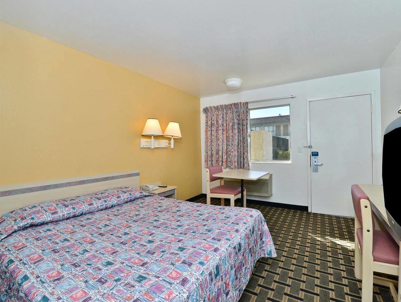 Americas Value Inn- Airport/grand Street
