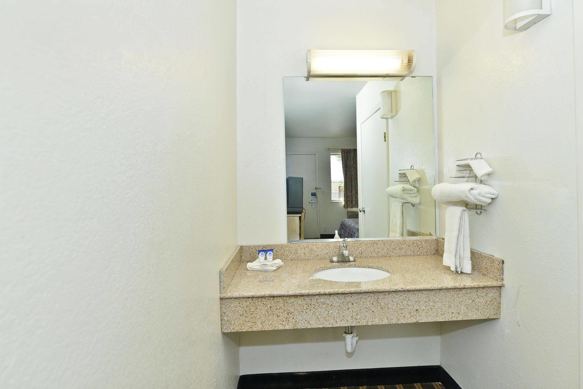Americas Value Inn- Airport/grand Street Motel 2*