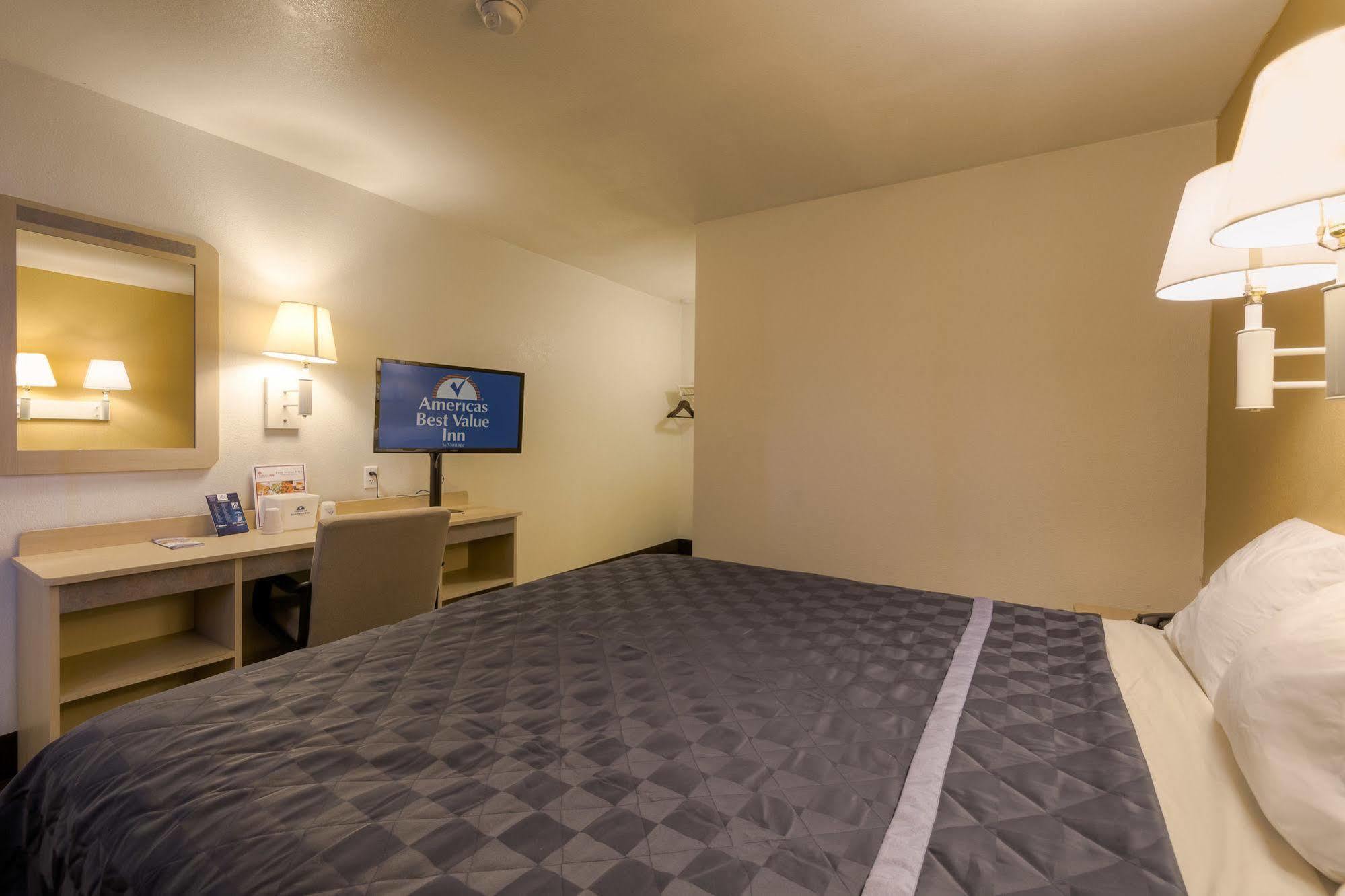 Americas Value Inn- Airport/grand Street Motel 2*