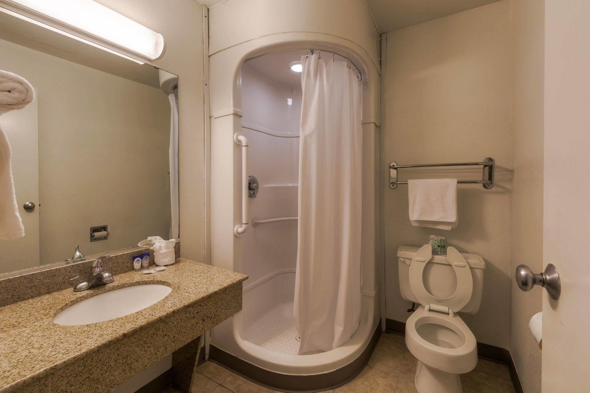Americas Value Inn- Airport/grand Street Motel