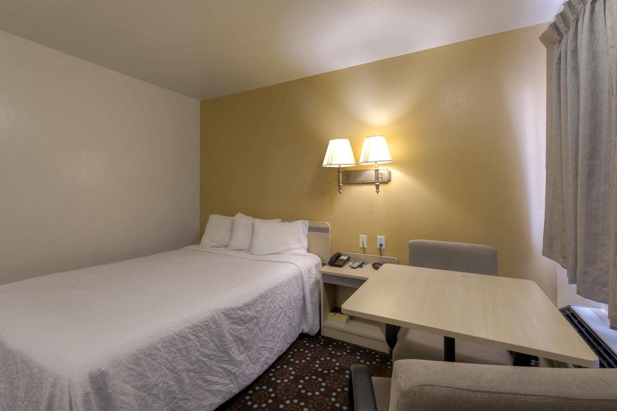 Americas Value Inn- Airport/grand Street 2*