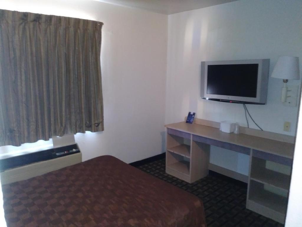 Americas Value Inn- Airport/grand Street 2*